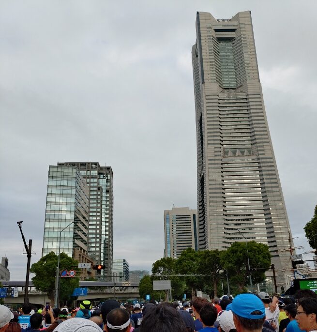 横浜マラソン2024スタート風景画像