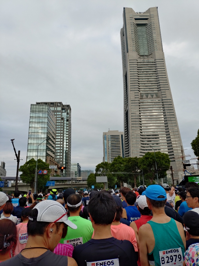 横浜マラソン2024スタート風景画像